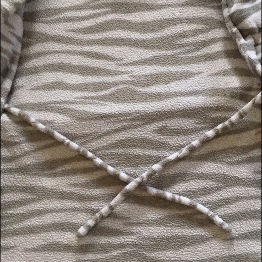 K & C LIGHTWEIGHT PLUSH FLEECE ROBE with RUFFLES - Picture 4 of 6
